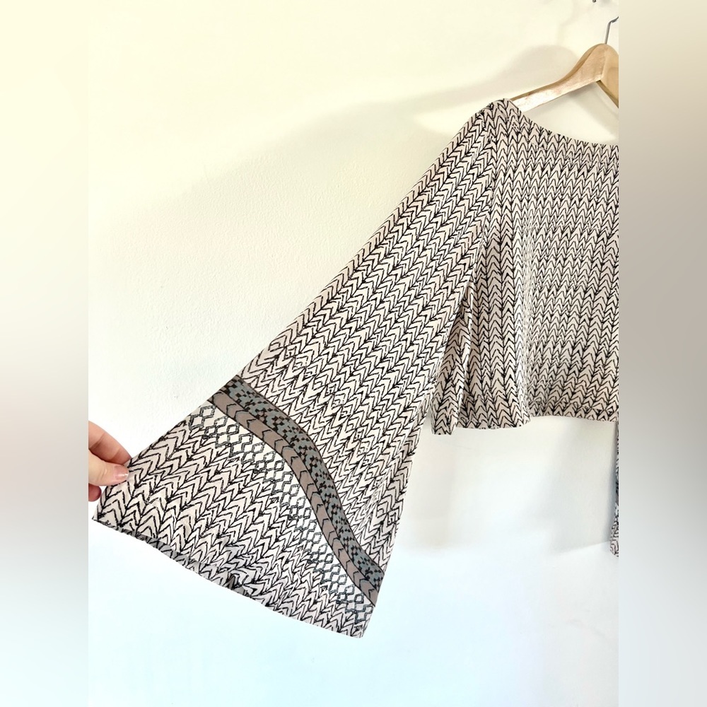 Free People Printed Stars Aligned Wide Bell Sleeve Boxy Crop Blouse Size Small - Picture 3 of 9